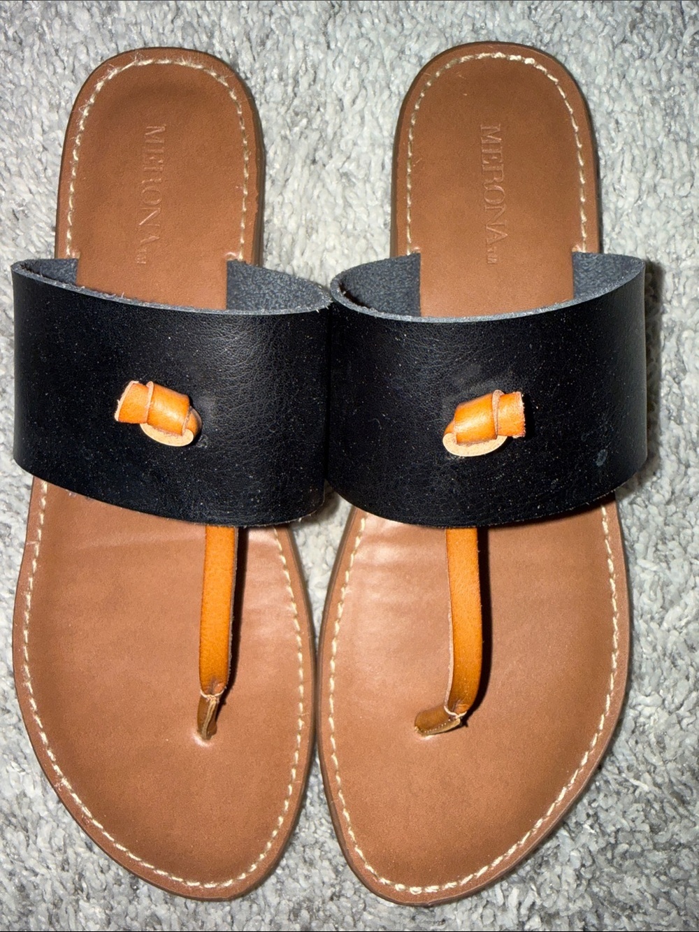 Merona Black Leather thong Sandals with Tan Footbed summer beach casual classic